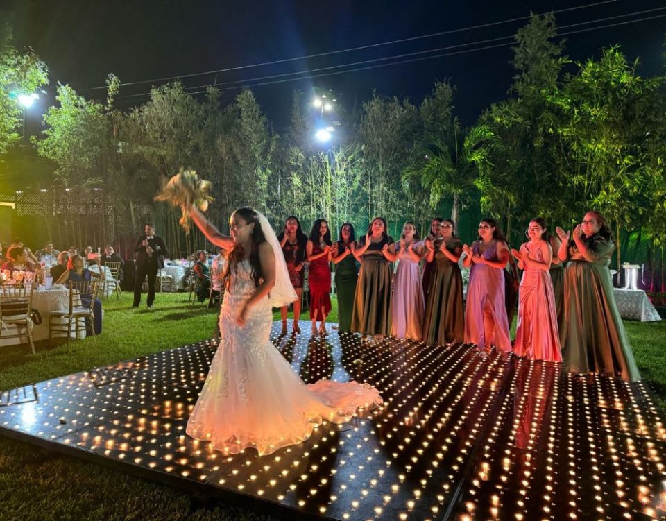 salon-bianco-jardin-boda