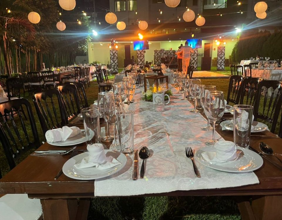 salon-bianco-jardin-pareja-bailando